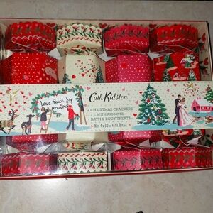 4 Christmas crackers with assorted bath & body treats